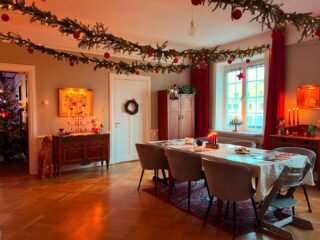 Ingredienser julgirlanger à la Agrell Arkitektur (4 st):
8 lämpliga krokar
25 meter rostfri wire, 2 mm
2 kungsgranar
En halv rulle grön ståltråd
60 meter led-slingor
32 julgranskulor
Glad fjärde advent!
#arkitekt #arkitektur #architect #architecture #inredning #interiordesign #maximalistinteriors #maximalism #christmas #christmasornaments #jul #julpynt #chistmasdecorations #sekelskifte #vimmerby