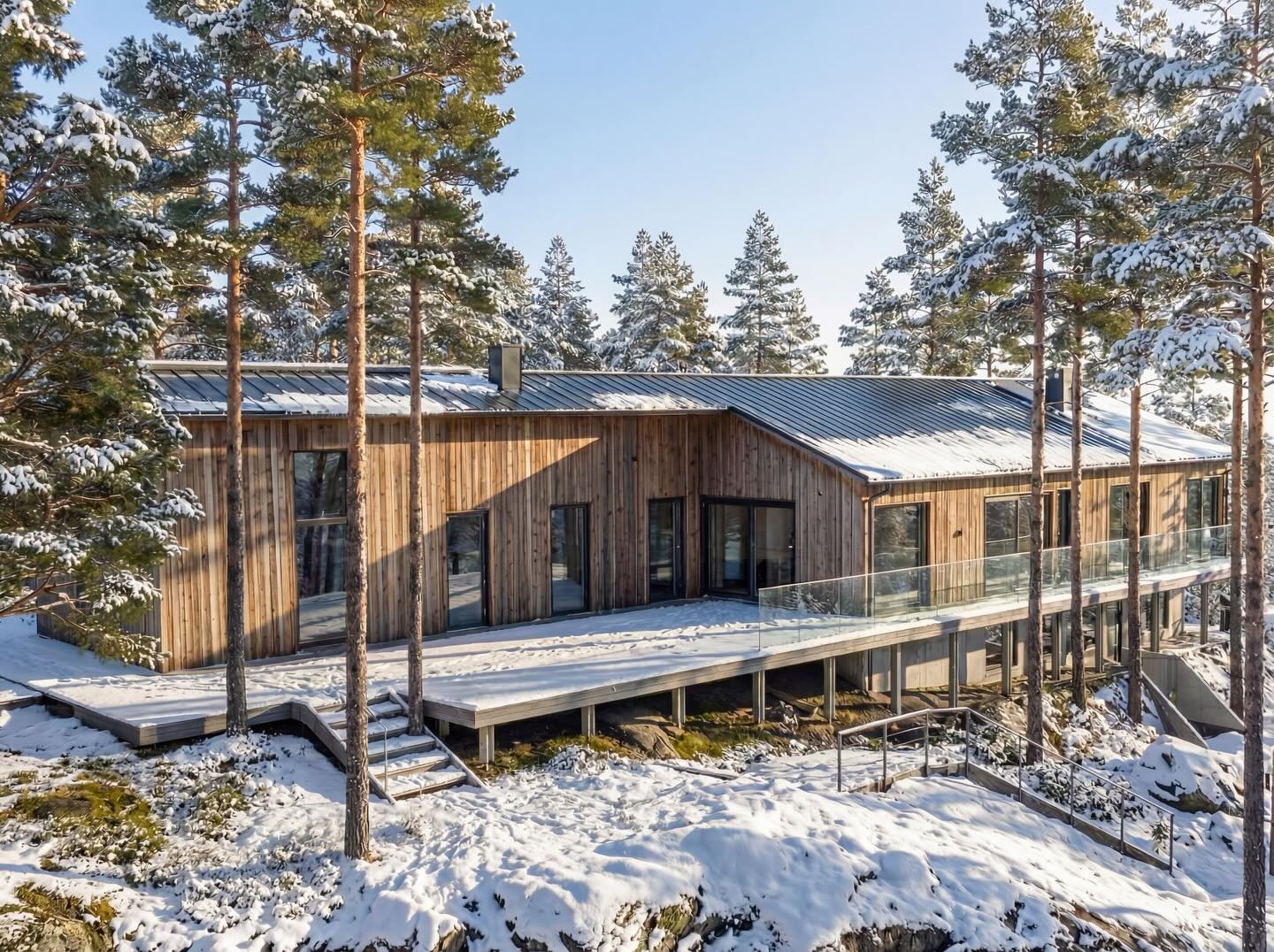 Vintern dröjer sig kvar på den här skärgårdsvillan i Stockholm som fick beviljat bygglov under fjolåret. Ritningar kommer i nästa inlägg! På visualiseringen är den dessutom avbildad med en bygglovsbefriad tillbyggnad på 27 kvadrat. De nya bygglovsreglerna skapar ju rätt stora möjligheter för dig som husägare att bygga om- och till ditt hus utan att egentligen behöva lämna in ritningar alls till kommunen (med vissa undantag). Vi tycker väl (naturligtvis) att det ändå kan vara bra att ta hjälp av en arkitekt för att få en tydligare bild av hur ens fastighet påverkas, för tips, råd och förbättringsförslag på funktion och utformning samt som underlag för den egna planeringen, att gå till banken med eller för att ta in offerter från entreprenörer. Villan på bilden är ritad tillsammans med MRCDD, som också stått för AI-visualiseringen (se gärna mrcdd.se)
#arkitektur #architecture #skärgård #villa #ai